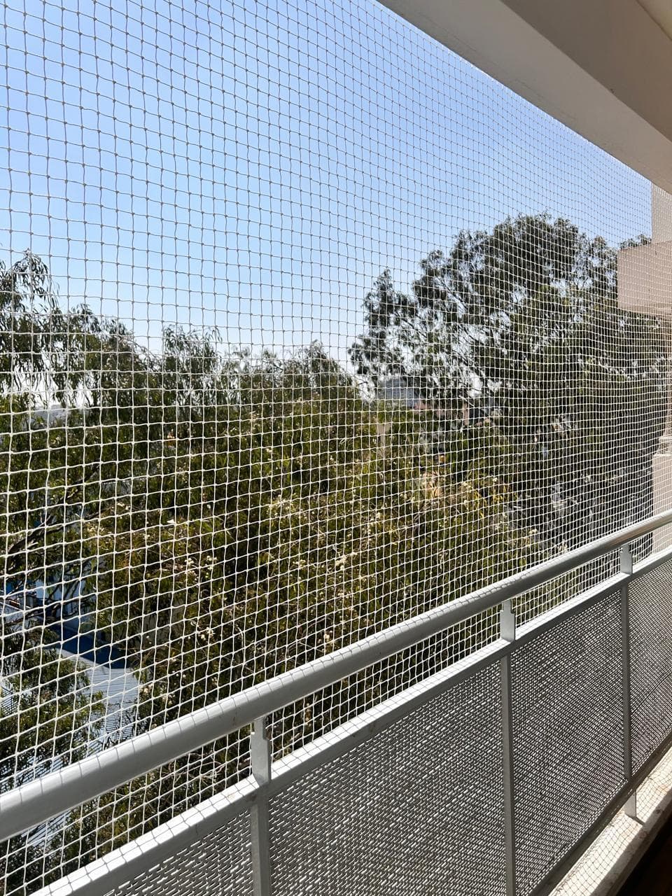 Residential balcony safety net installation