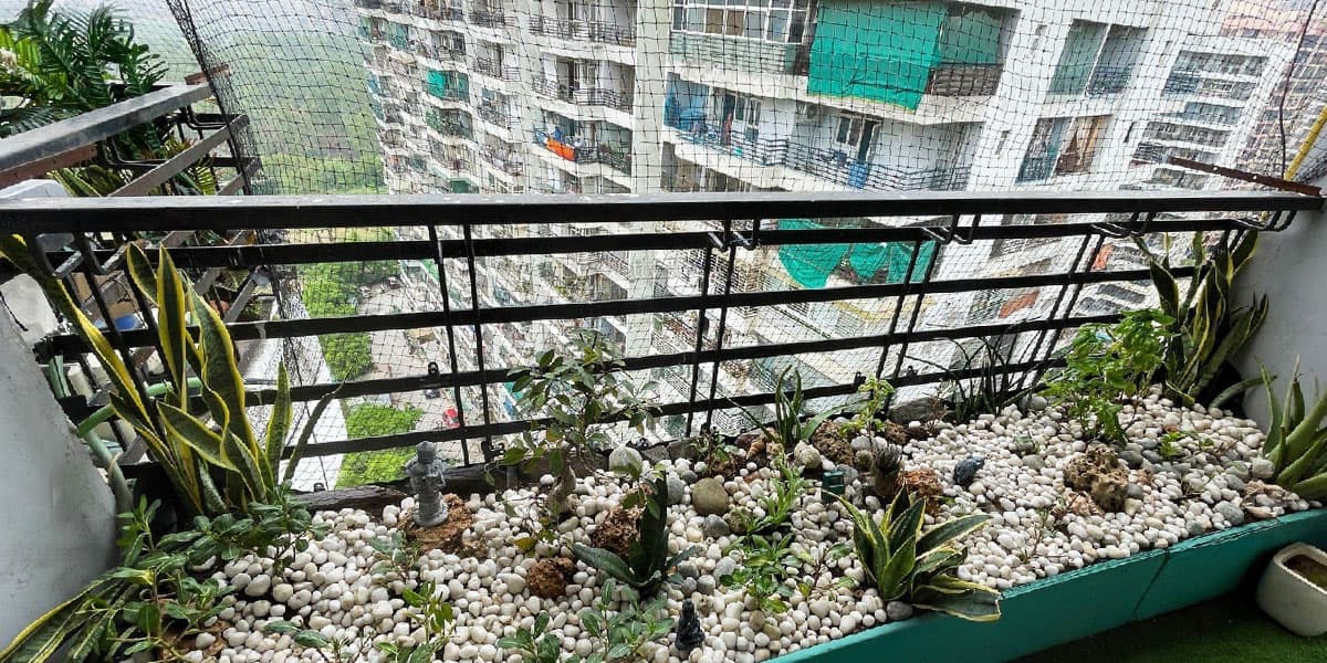 Utility balcony safety net installation