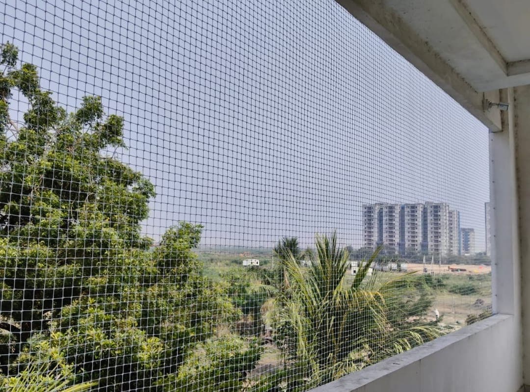 Circular atrium invisible grill cables