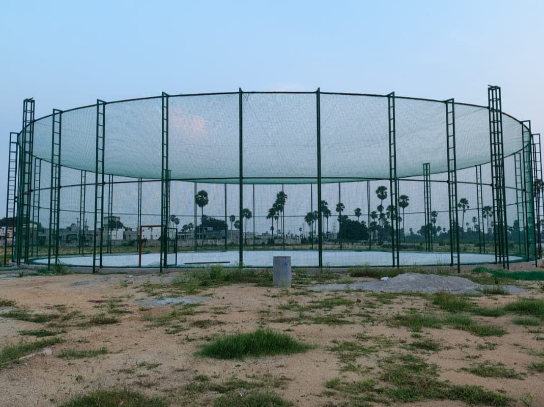Circular outdoor sports net enclosure